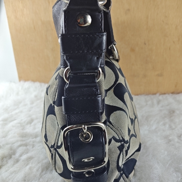 COACH handbag with classic design - Picture 8 of 15